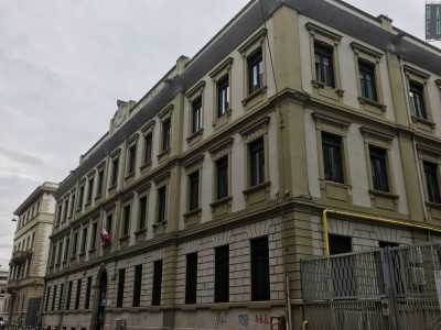 In via Suppa si trova invece dal 1928 il sobrio edificio dell�istituto comprensivo Mazzini. Eretto con urgenza quando il Comune realizz� di non avere spazio sufficiente per accogliere i piccoli studenti, conta tre livelli ed � caratterizzato da un piano centrale leggermente avanzato rispetto ai due laterali, con un fastigio di coronamento con festone e stemma